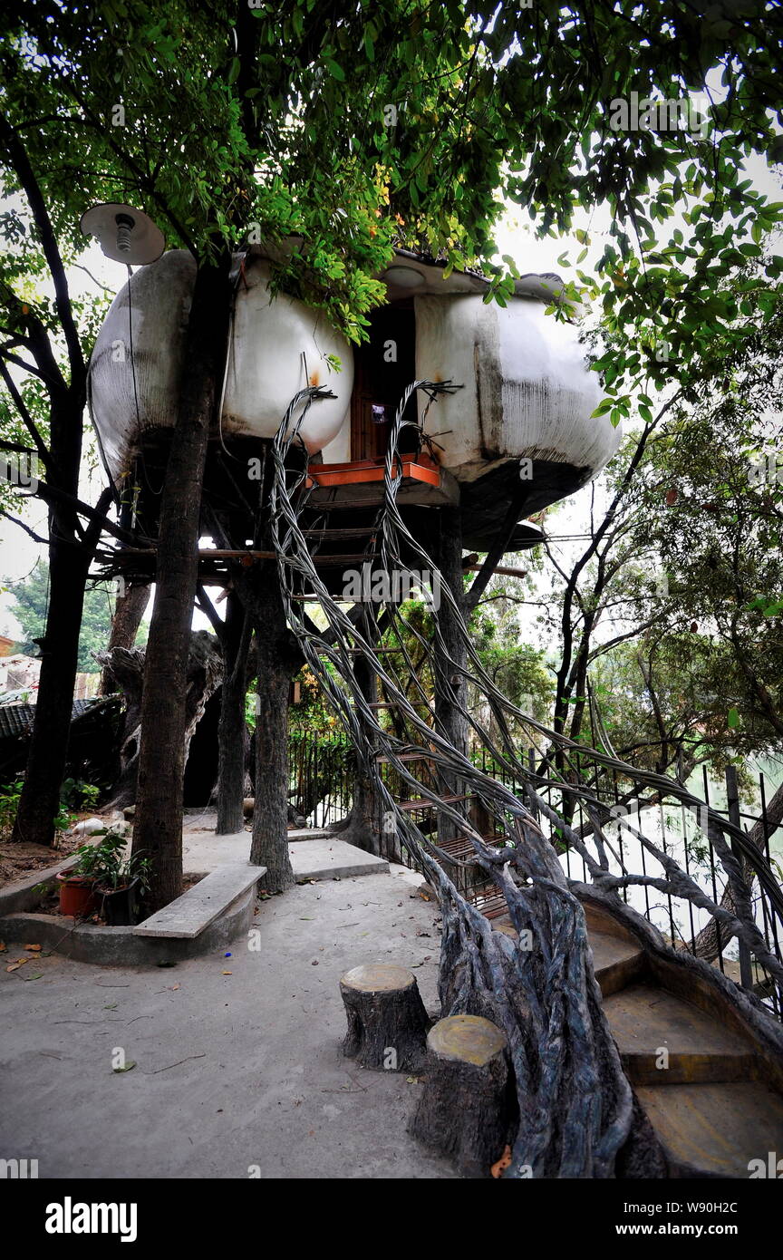 Blick auf die "Bird's Nest" Baum Haus entworfen und von älteren Einsiedler Gu Yuezi in Chen Dorf gebaut, Foshan City, die südchinesische Provinz Guangdong, 19 De Stockfoto