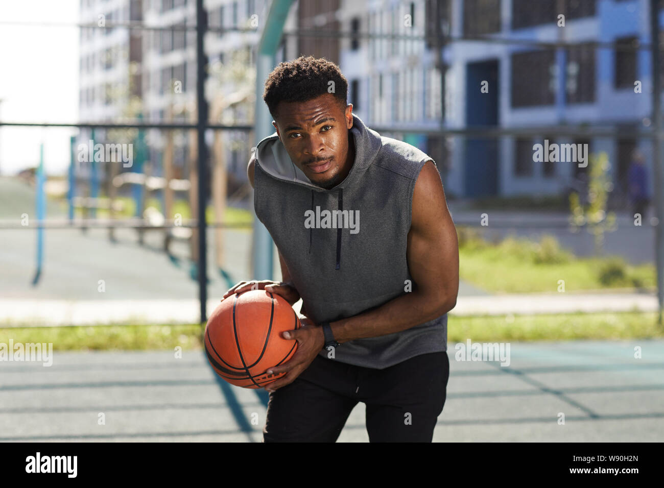 Portrait von bestimmt Basketballspieler an Kamera holding Ball hetzen, Kopie Raum Stockfoto