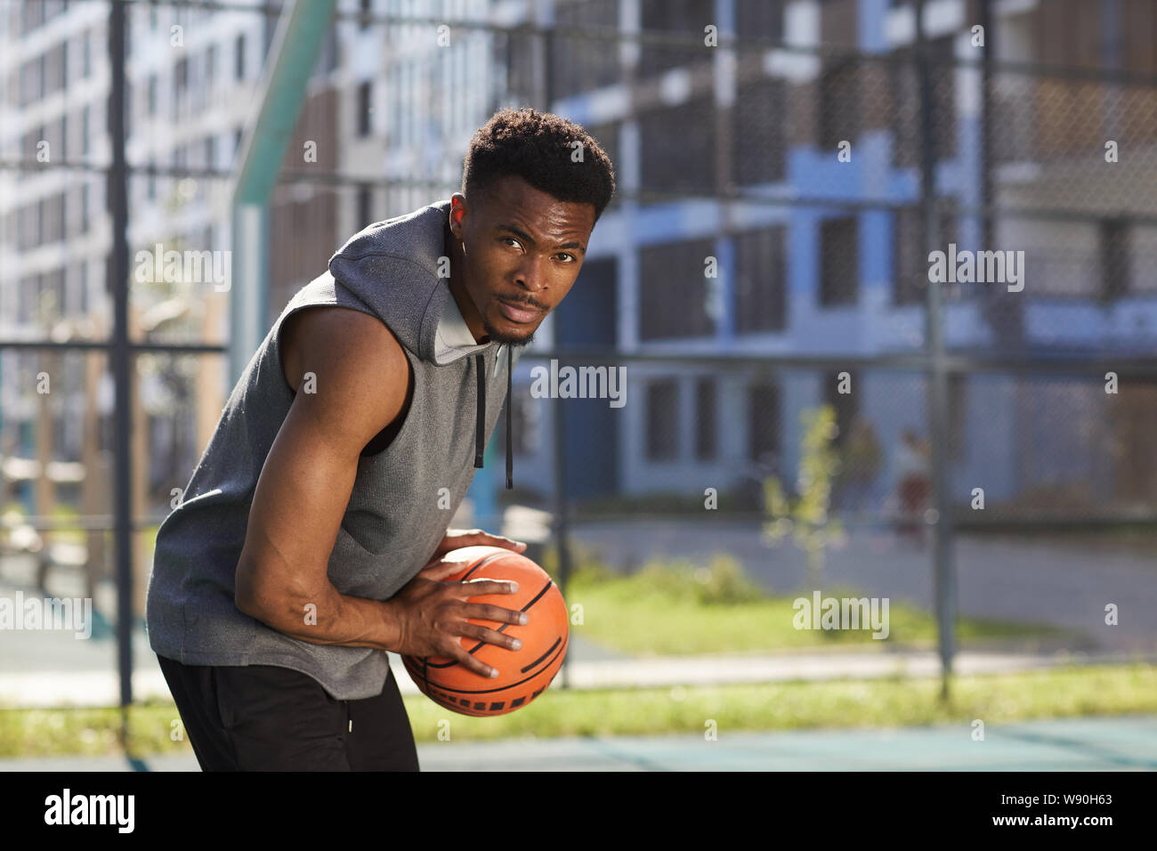 Portrait von bestimmt Basketballspieler an Kamera holding Ball suchen, kopieren Raum Stockfoto