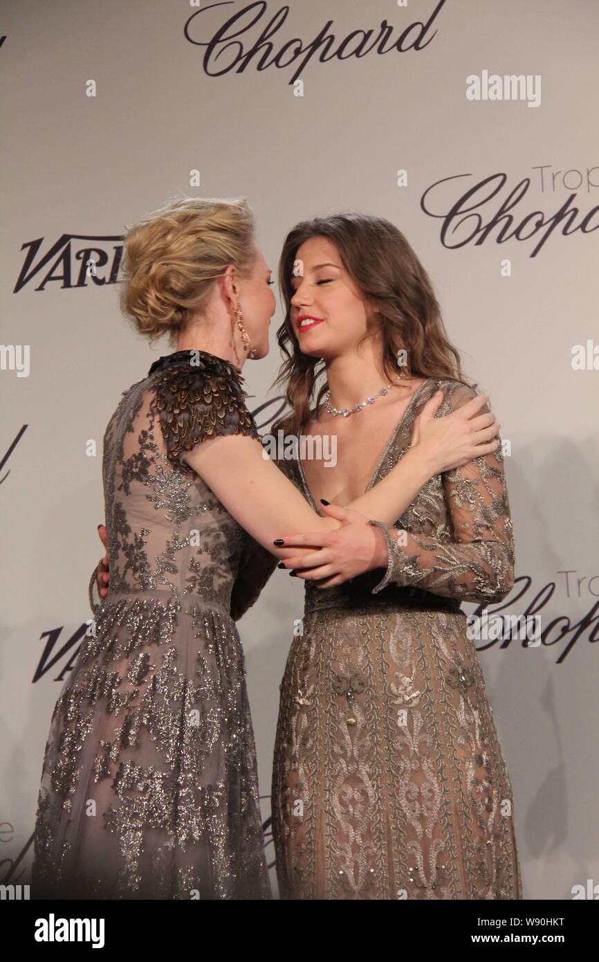 Australische Schauspielerin Cate Blanchett, Links, beglückwünscht die französische Schauspielerin Adele Exarchopoulos auf dem Gewinnen des Chopard Trophäe bei einer Preisverleihung cerem Stockfoto