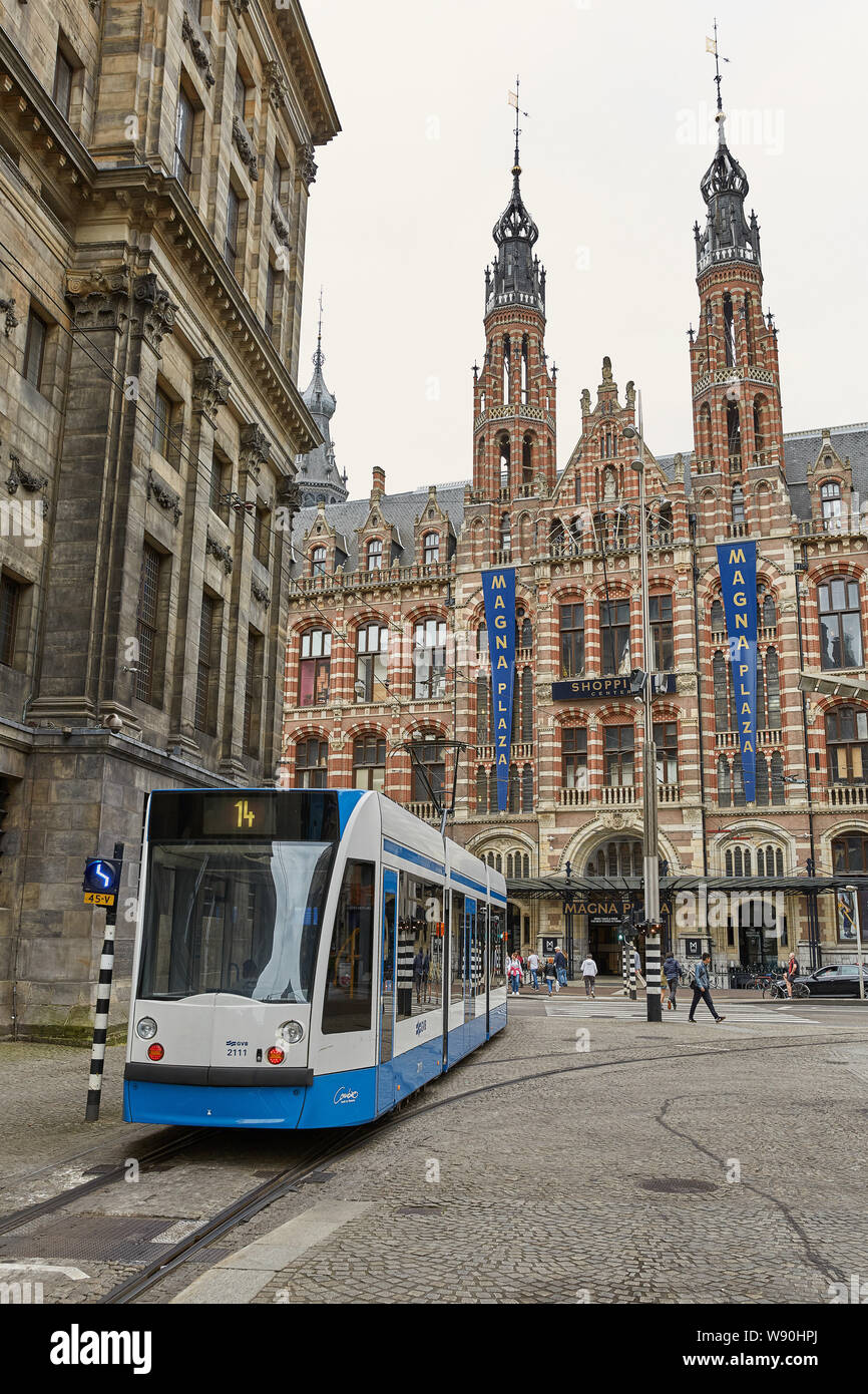 AMSTERDAM, NIEDERLANDE, 21. SEPTEMBER 2017: Citylife mit Menschen und mit der Straßenbahn durch die Stadt Amsterdam Niederlande. Stockfoto