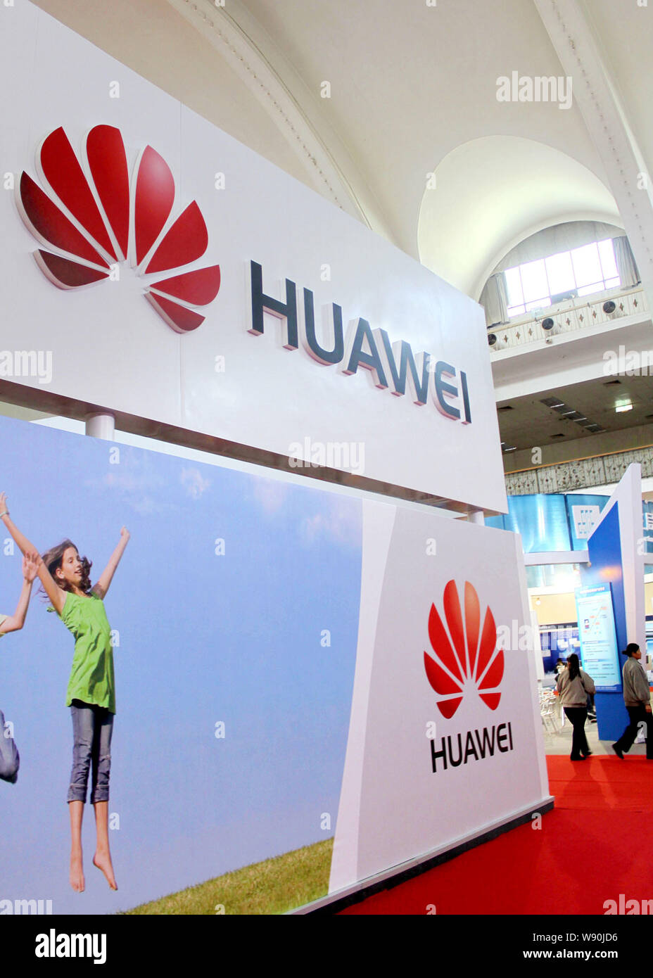 ---- Werbung für Huawei sind während einer Ausstellung in Peking, China, 12. November 2011. Huawei Technologies Co., China größten Mak Stockfoto
