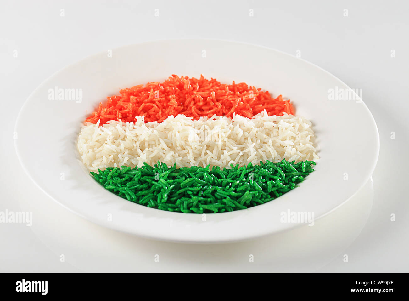 Reis in einem Teller gedient und die Vertretung der indischen Flagge Stockfoto