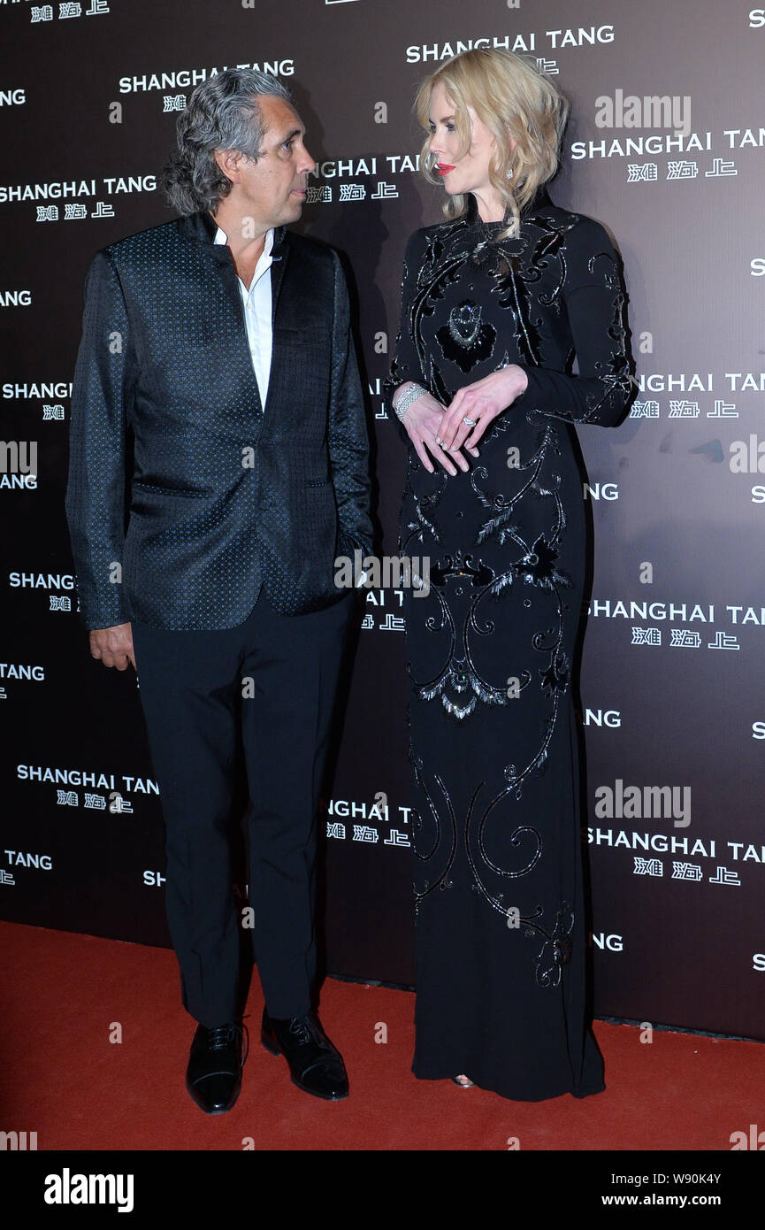 Die australische Schauspielerin Nicole Kidman, Recht, spricht mit einem Gast wie sie ankommen an der 'China Fashion Chic' Fashion Event für den 20. Jahrestag der Shang Stockfoto