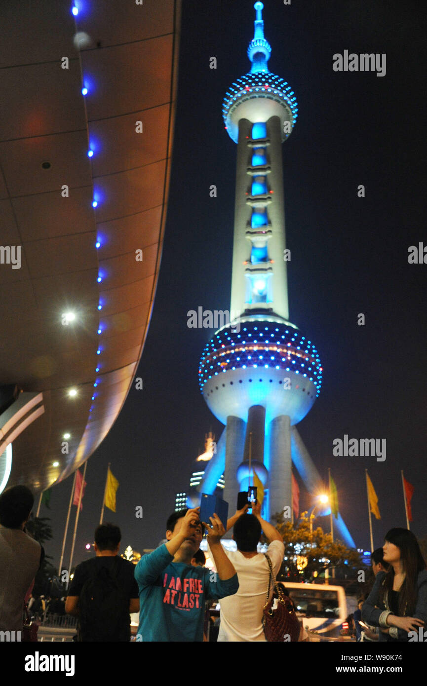 Touristen nehmen Fotos vor dem Oriental Pearl TV Tower im Mai Tag Urlaub im Finanzviertel Lujiazui, Pudong, Shanghai, China, 1. Stockfoto