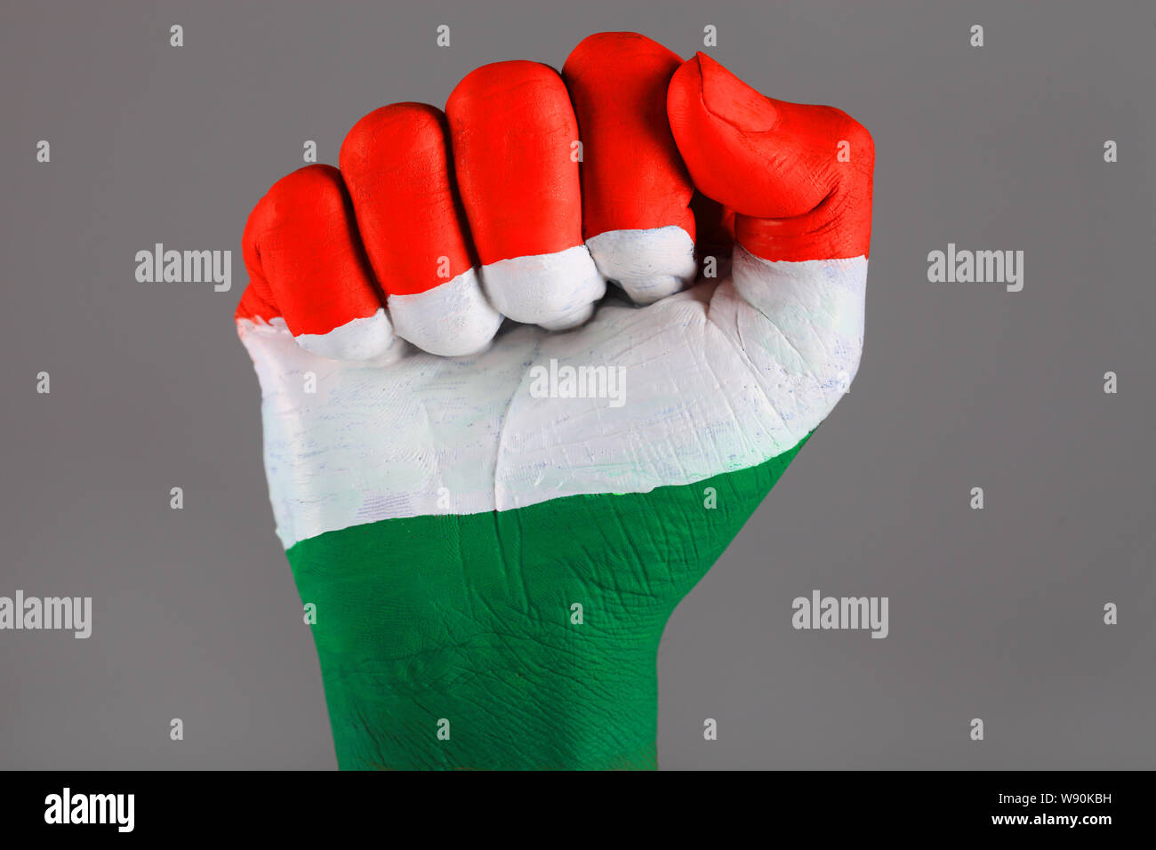 Indische Flagge auf die Faust eines Mannes gemalt Stockfoto