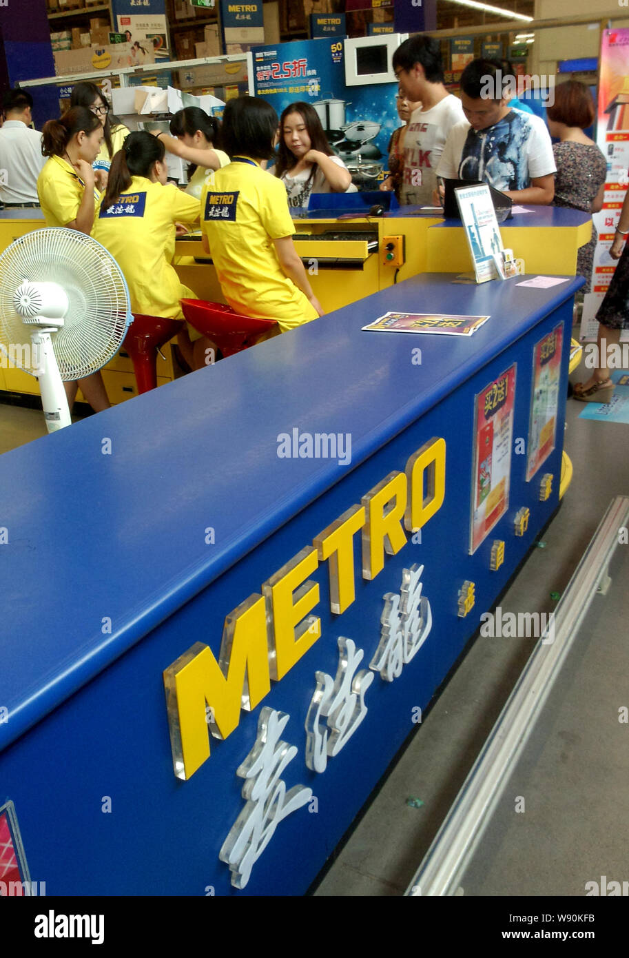 ------ Chinesische Mitarbeiter beschäftigen sich mit dem Kunden in einem U-Supermarkt in Wuhan City, Central China Provinz Hubei, 7. September 2014. Deutsche wholesa Stockfoto