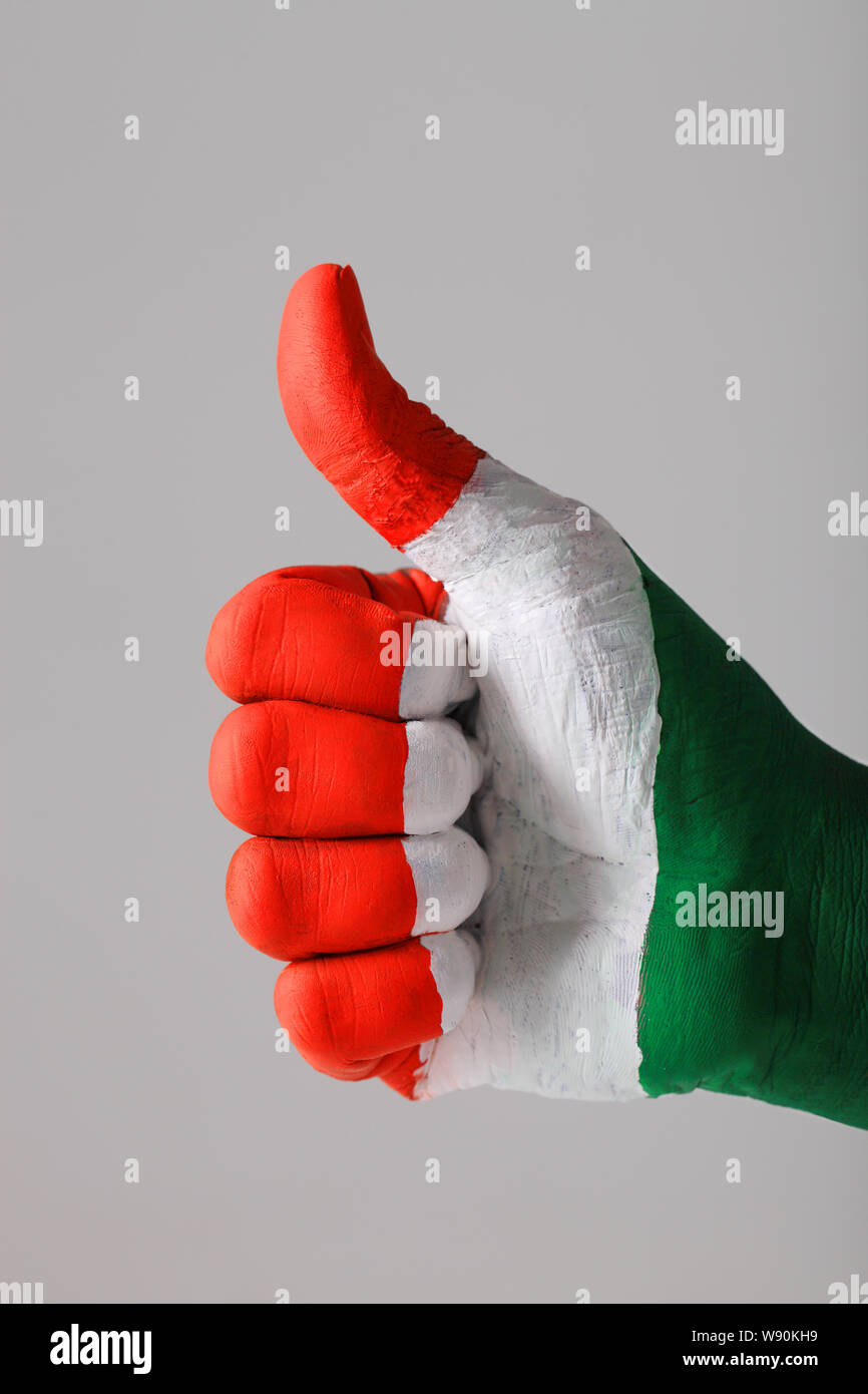 Indische Flagge gemalt auf einer Hand Daumen auftauchen Stockfoto