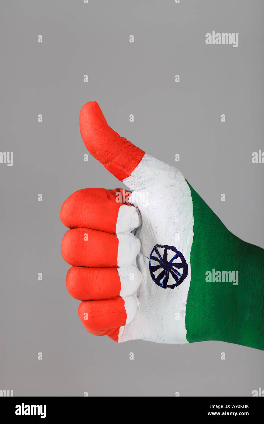 Indische Flagge gemalt auf einer Hand Daumen auftauchen Stockfoto
