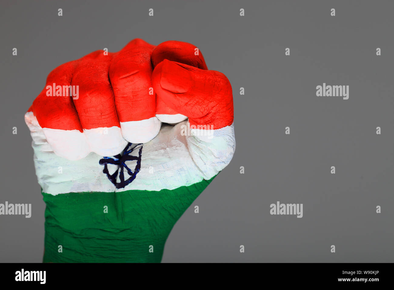 Indische Flagge auf die Faust eines Mannes gemalt Stockfoto