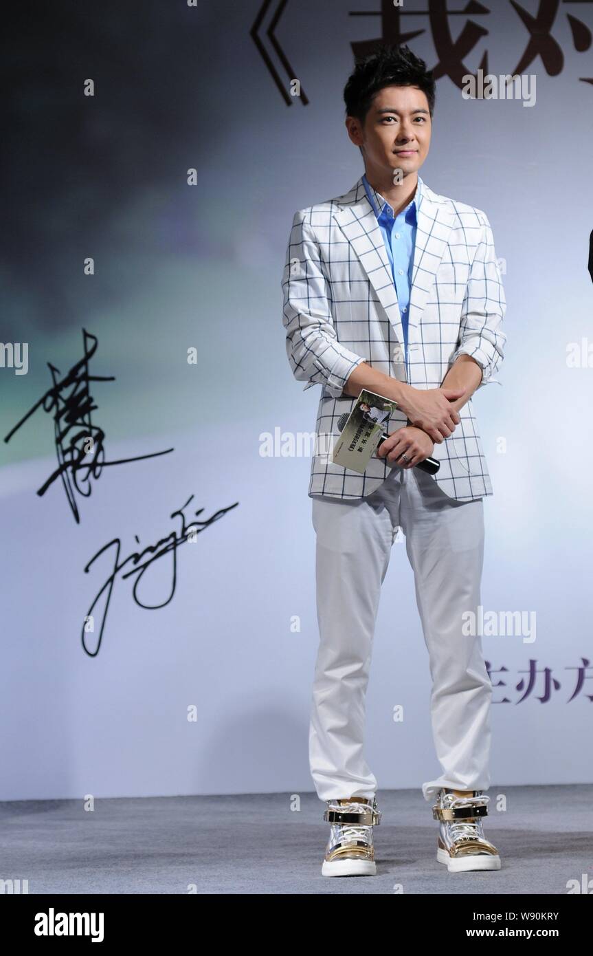 Taiwanesische Sänger und Schauspieler Jimmy Lin stellt während einer Pressekonferenz für seine Autobiographie in Peking, China, 27. Juni 2014. Stockfoto