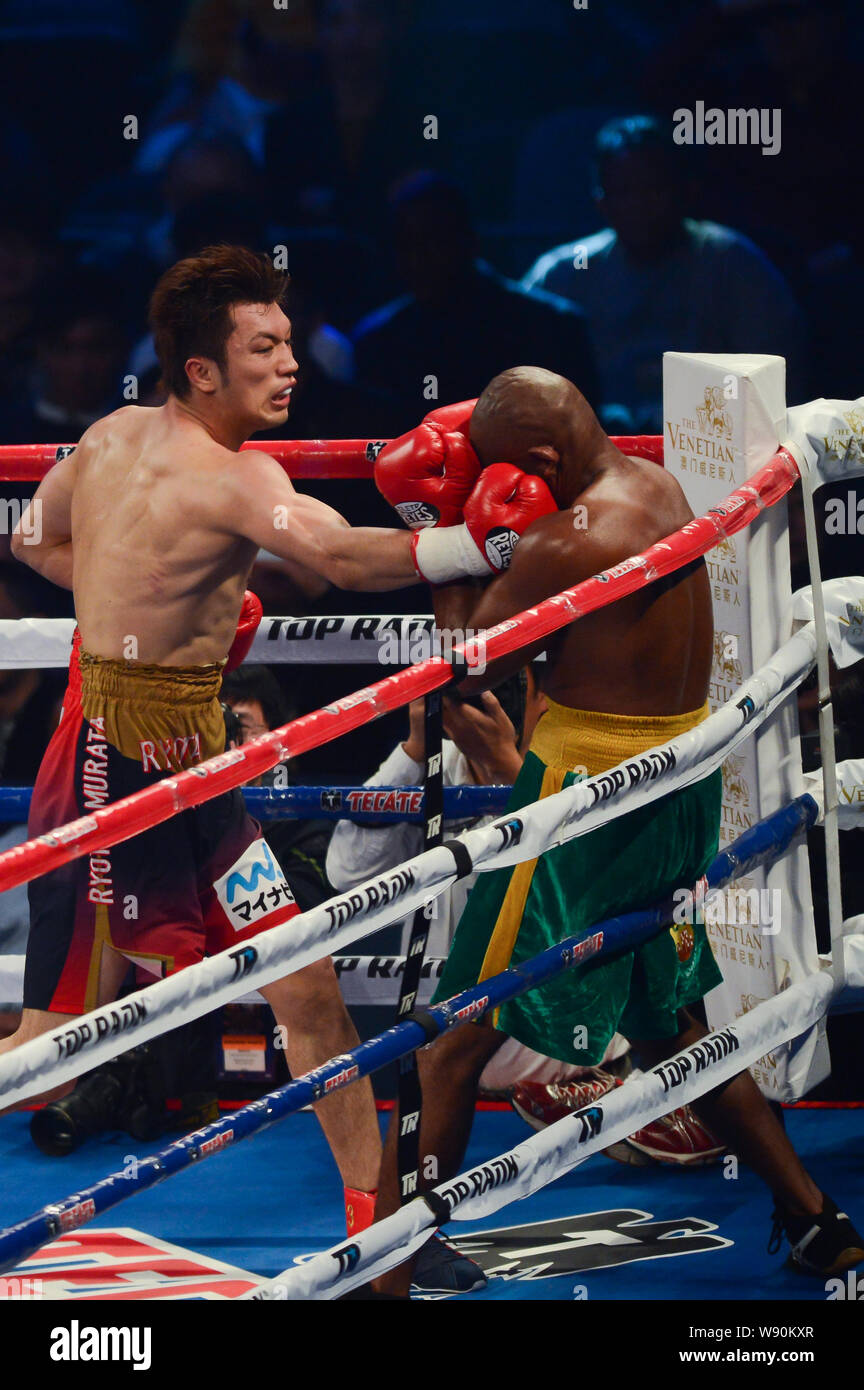 Ryota Murata von Japan, Links, Zugriffe Carlos Nascimento von Brasilien in ihre Boxset Mittelgewicht bout Ring of Gold Weltmeisterschaft in Macau, China, 22. Stockfoto