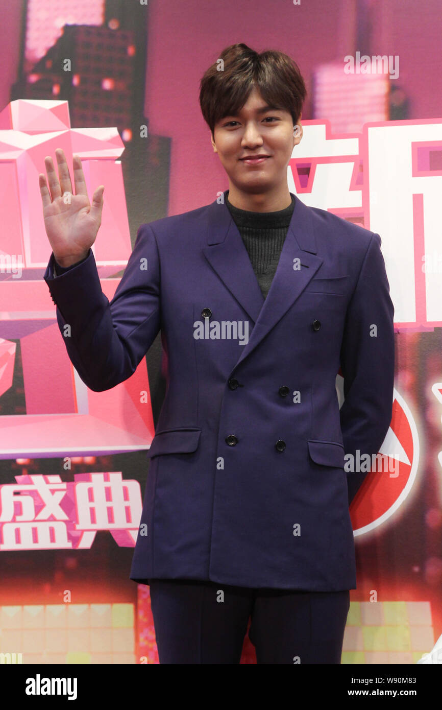 Koreanische Schauspieler Lee Min-ho Wellen während einer Pressekonferenz für die Dragon TV 2015 Neue Jahr Gala in Shanghai, China, 29. Dezember 2014. Stockfoto