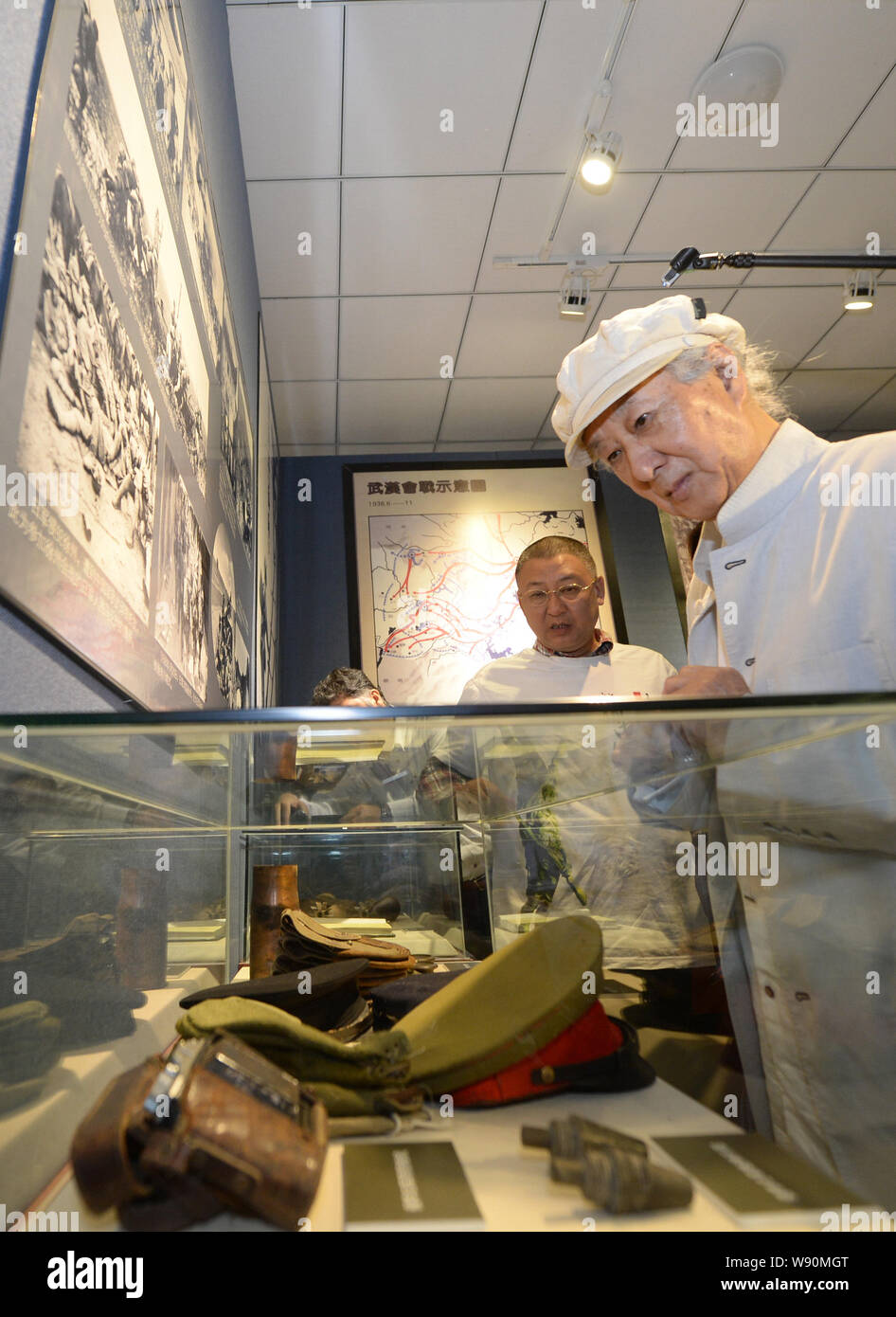 Der japanische Architekt Arata Isozaki, rechts, sieht in Sachen