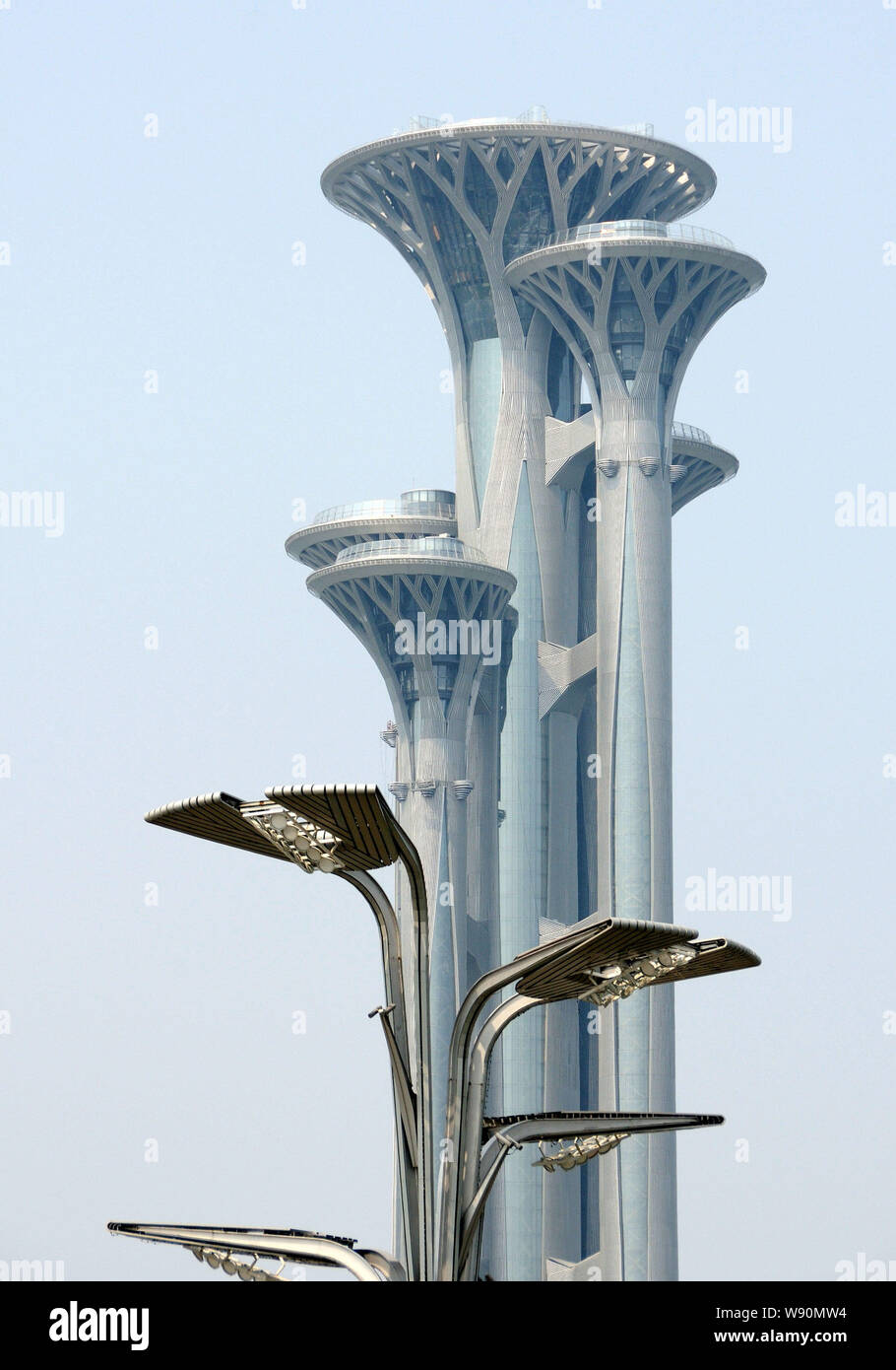 Blick auf die fünf Nagel-förmige Sightseeing towers auf dem Olympic Green in Peking, China, 19. August 2014. Ein Hochhaus sightseeing Komplexe geöffnet. Stockfoto