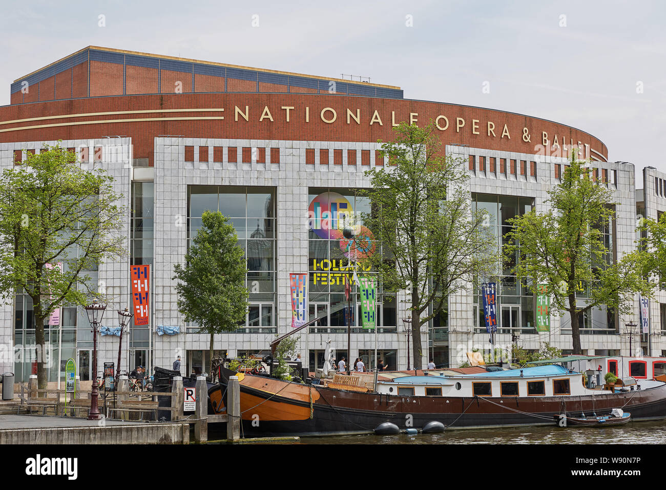 AMSTERDAM, NIEDERLANDE, 21. SEPTEMBER 2017: Touristische Boot vor der Nationale Oper & Ballett in Amsterdam, Niederlande. Stockfoto