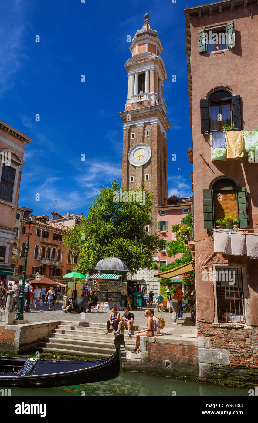 Tourismus in Venedig. Kirche der Heiligen Apostel Christi mit Touristen und Gondel Stockfoto