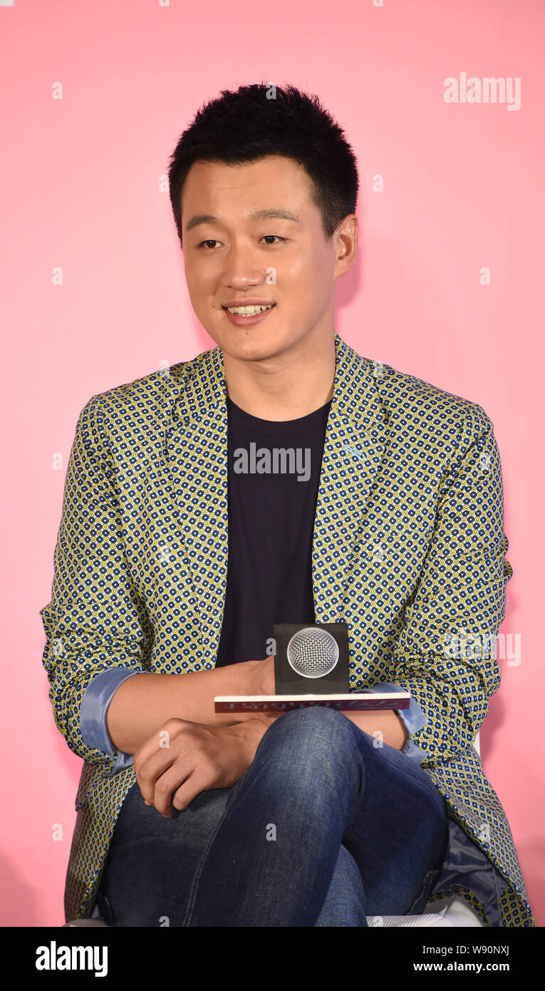 Chinesische Schauspieler Tong Dawei lächelt während einer Pressekonferenz zu seinem neuen Film, Treffen verpassen Angst, in Peking, China, 6. August 2014. Stockfoto