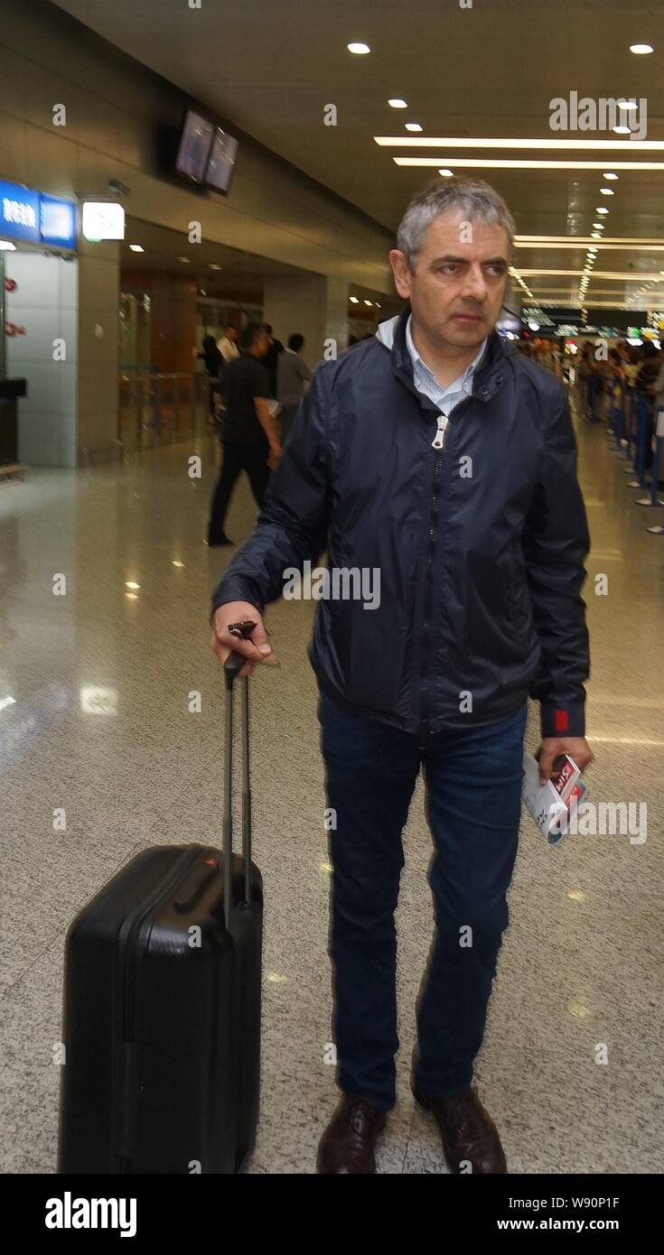 Englisch Schauspieler Rowan Atkinson kommt an der Shanghai Pudong Internationalen Flughafen nach der Landung in Shanghai, China, 19. August 2014. Stockfoto