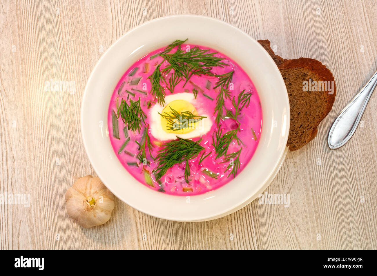 Sommer kalte Rote-Bete-Suppe mit kefir in einer Platte Stockfoto