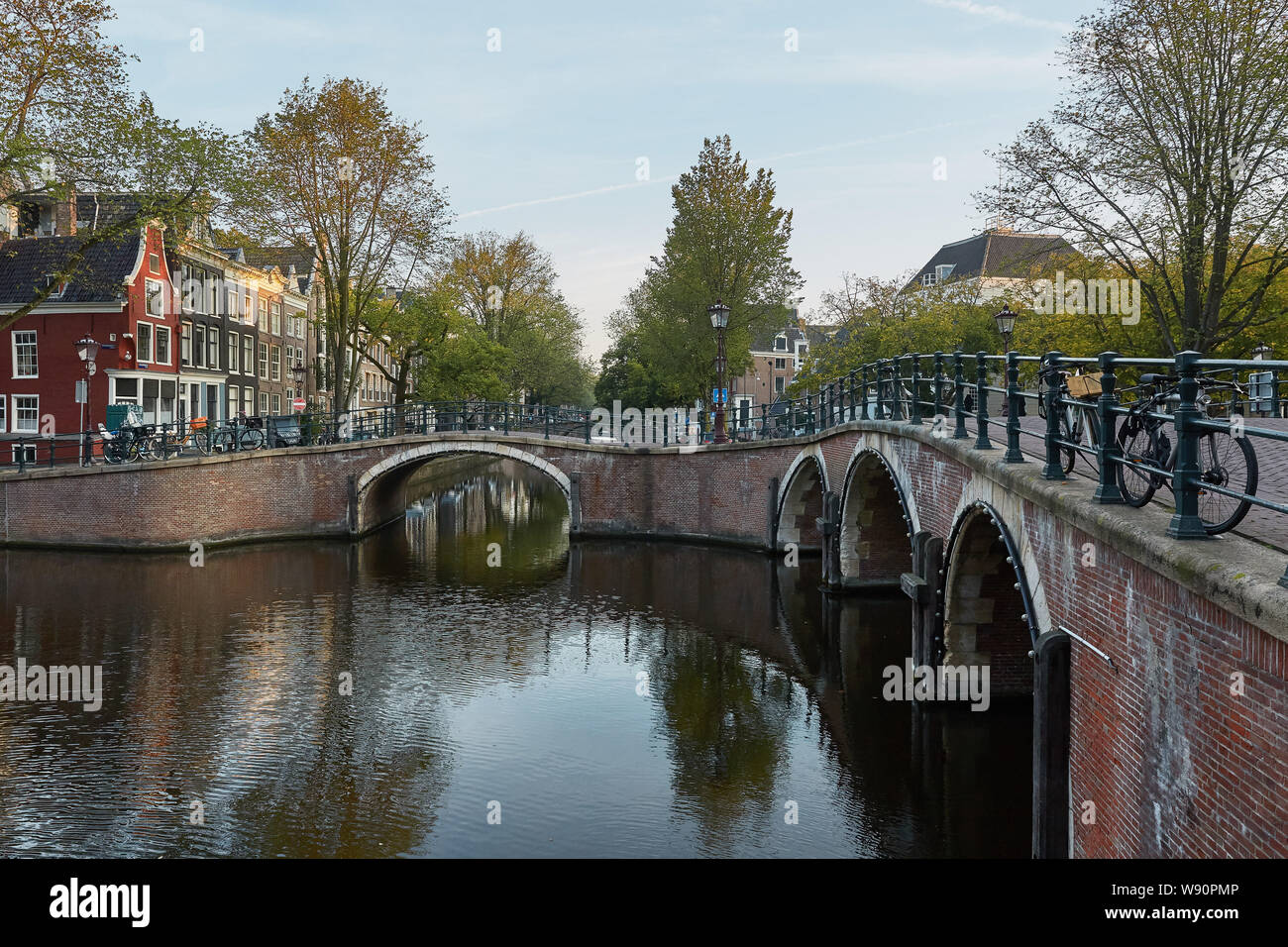 Eine der vielen Brücken über den Kanal in Amsterdam, Niederlande. Stockfoto