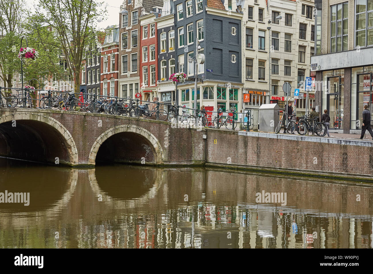 AMSTERDAM, NIEDERLANDE, 21. SEPTEMBER 2017: Eine der vielen Brücken über den Kanal in Amsterdam, Niederlande. Stockfoto