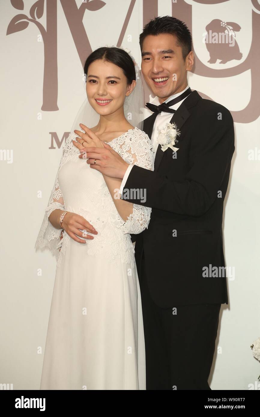 Chinesische Schauspielerin Gao Yuanyuan, Links, und ihre taiwanesischen Schauspieler Mann Mark Chao zeigen Ihre Trauringe während ihrer Hochzeit Bankett in Taipei, Taiwan, Stockfoto