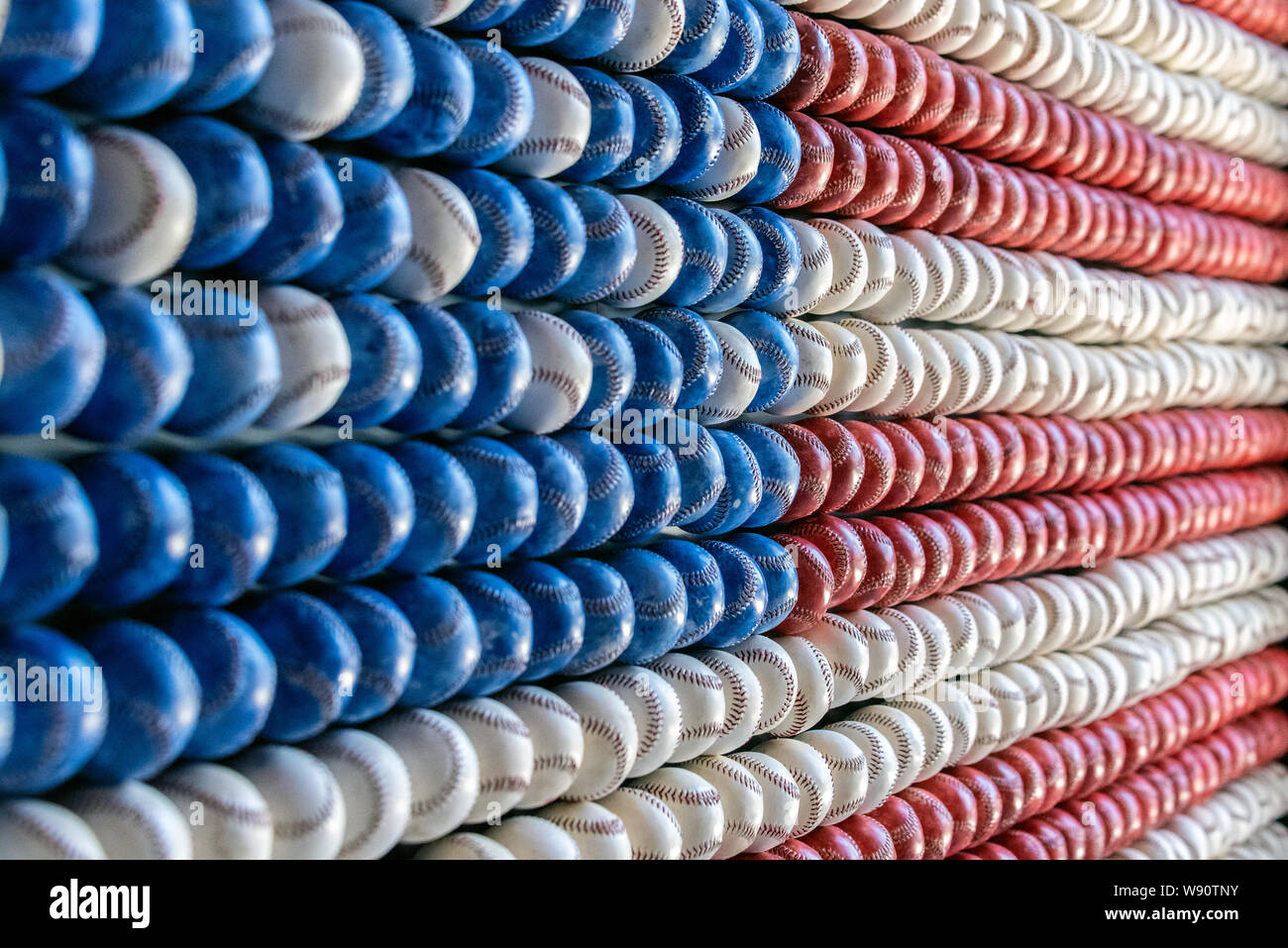 Scharfen Winkel anzeigen Nähte auf rot, weiß und blau gefärbten Baseballs an der Wand angeordnet, eine amerikanische Flagge zu bilden. Stockfoto