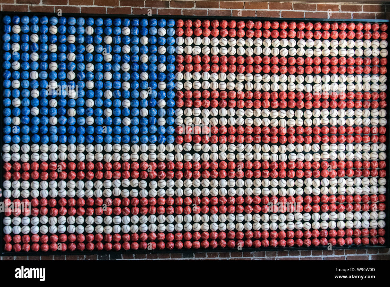 Rot, weiß und blau gefärbten Baseballs sind an der Wand Kunst arrangiert eine amerikanische Flagge zu bilden. Stockfoto