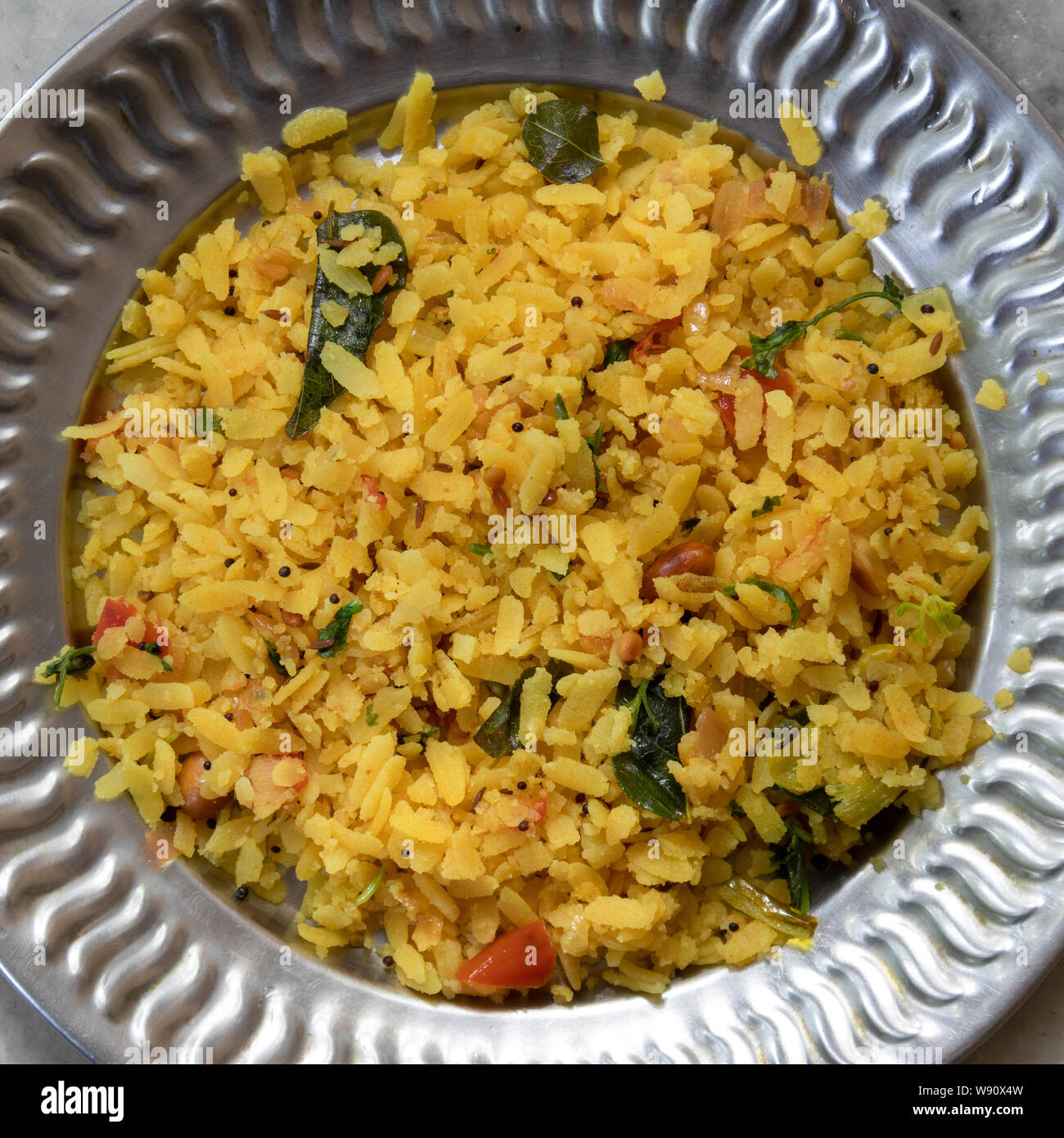 Poha Ist Ein Traditionelles Indisches Fruhstuck Gericht Mit Abgeflachten Reis Zwiebeln Kartoffeln Usw Es Ist Auch Als Snack Gegessen Und Ist Sehr Beliebt In Sud Und Stockfotografie Alamy
