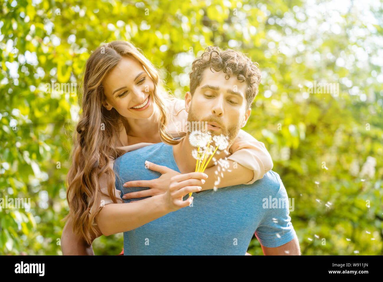 Frau und Mann auf einer Wiese in romantischer Stimmung Stockfoto