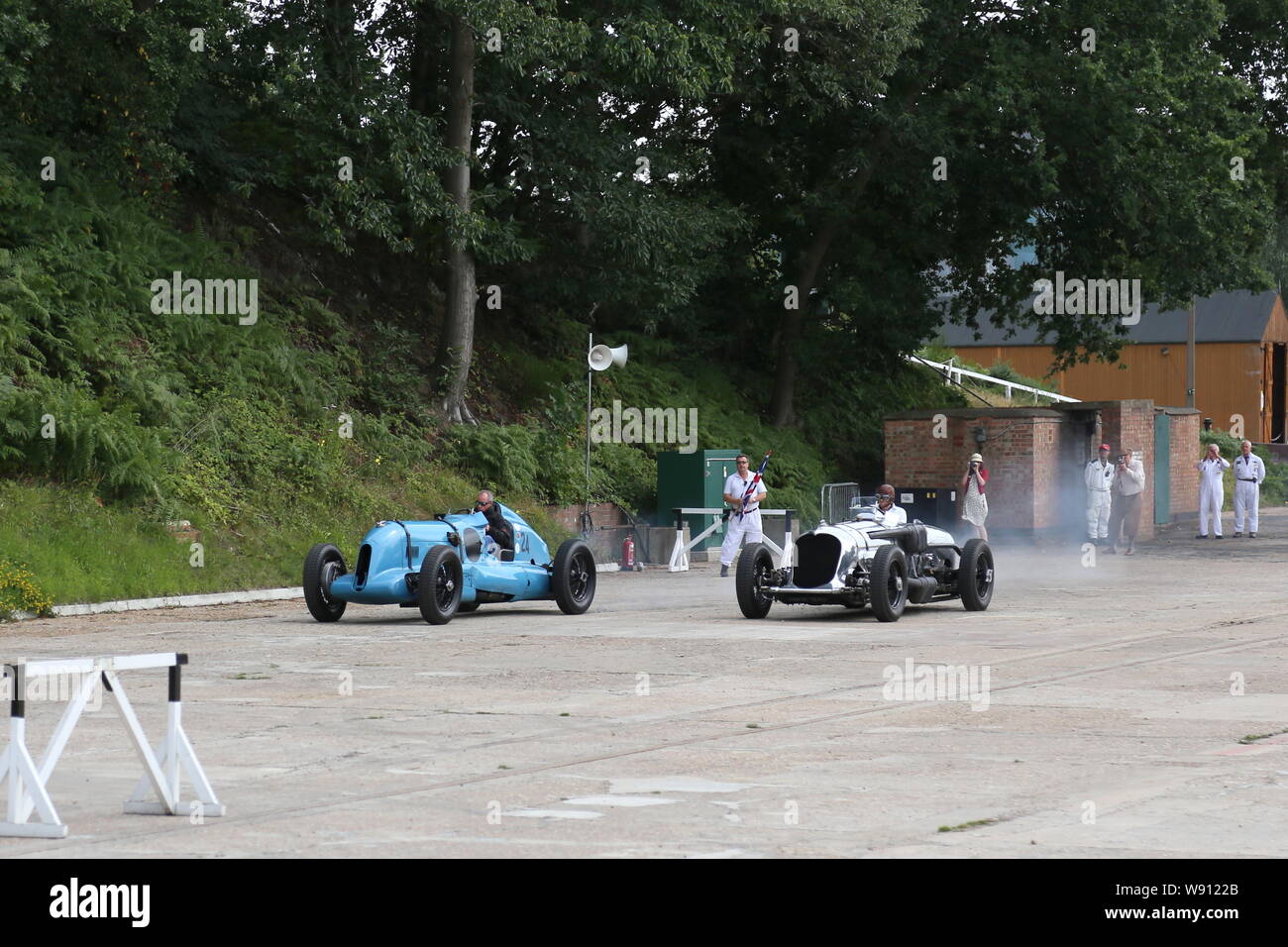 Barnato Hassan Speziellen (1934) und Napier-Railton 24 Liter (1933), Brooklands durchlebte, Brooklands Museum, Weybridge, Surrey, England, Großbritannien, Europa Stockfoto