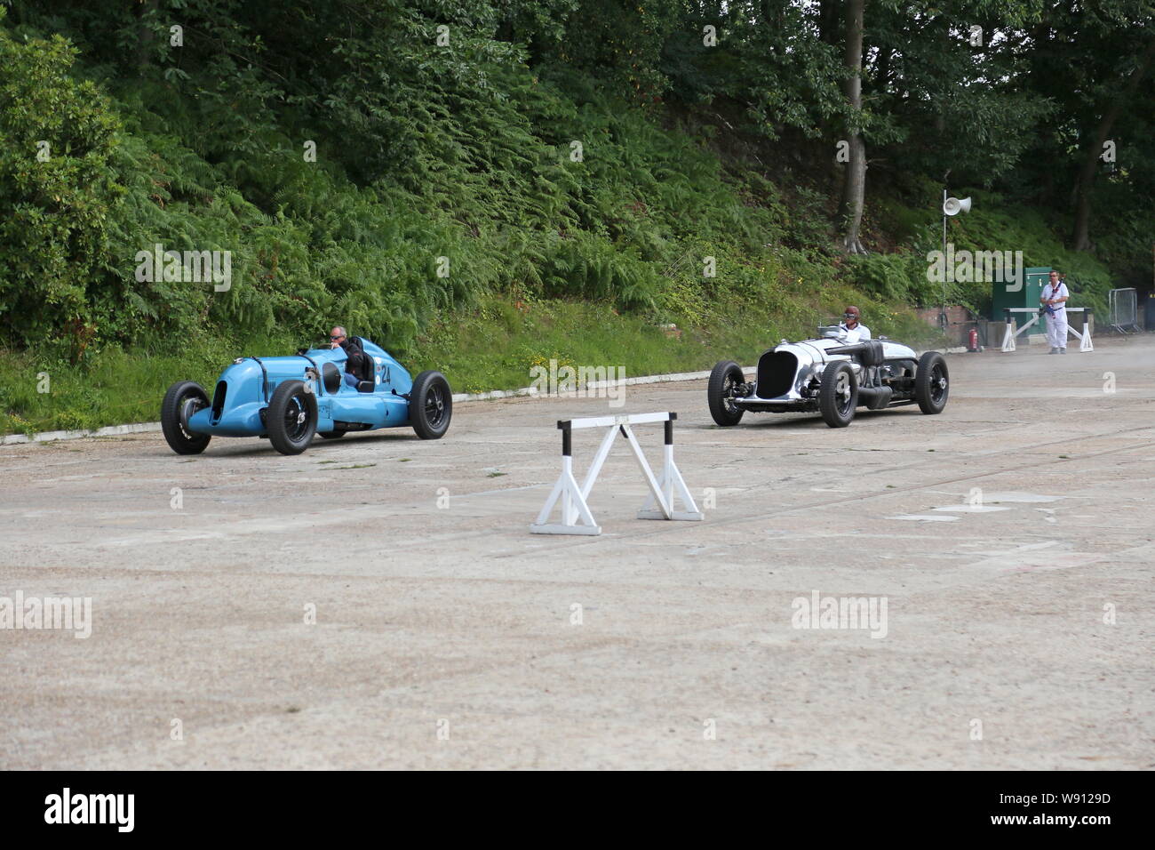 Barnato Hassan Speziellen (1934) und Napier-Railton 24 Liter (1933), Brooklands durchlebte, Brooklands Museum, Weybridge, Surrey, England, Großbritannien, Europa Stockfoto