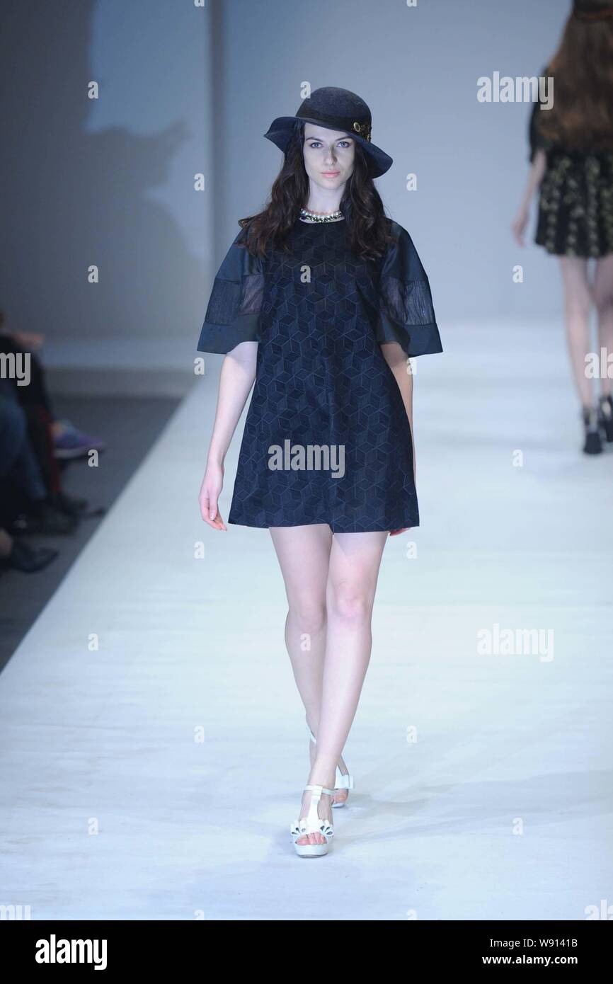 Ein Modell zeigt eine neue Schöpfung an der Hong Kong Fashion