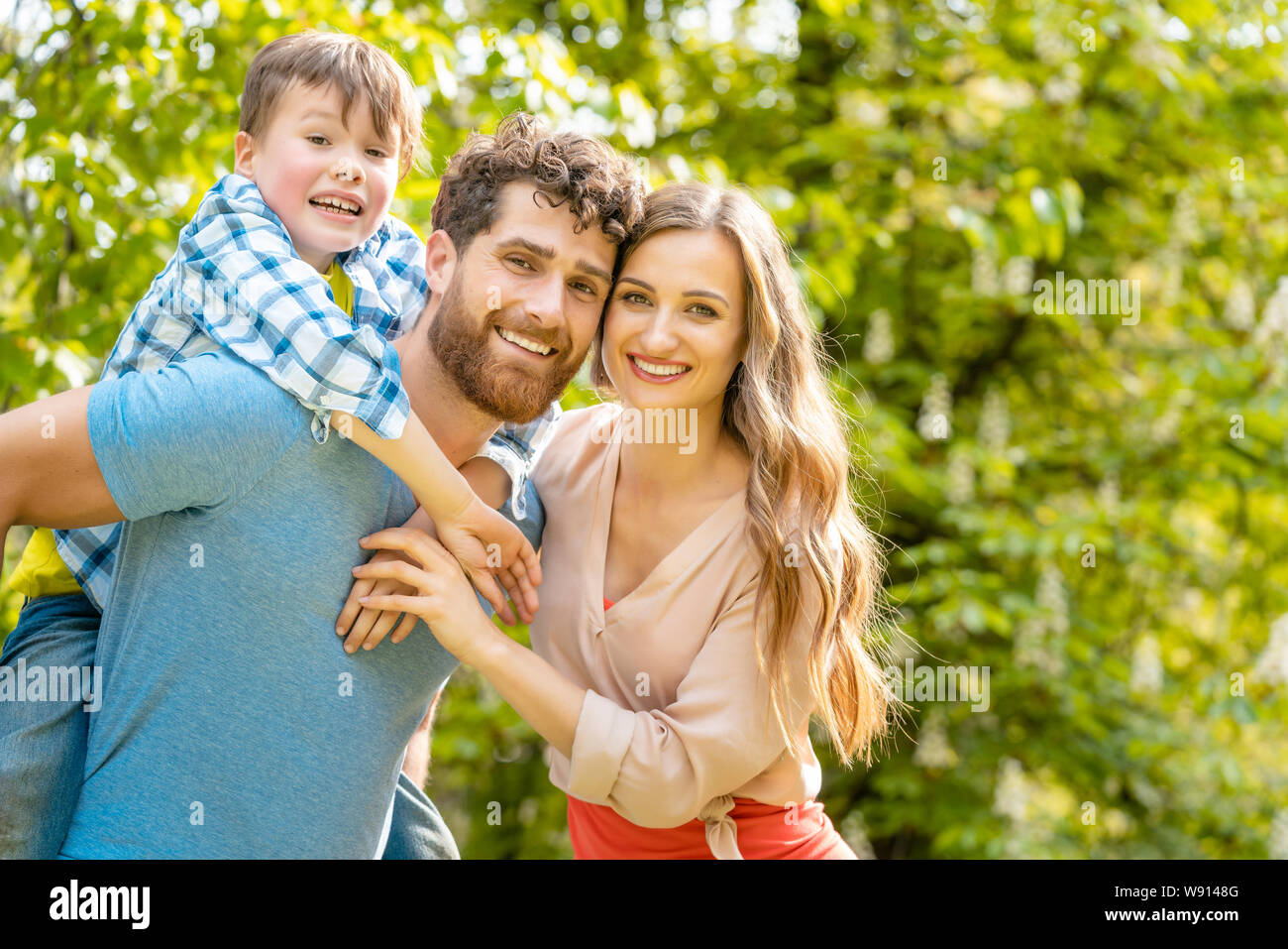 Familie von Mutter, Vater und Sohn in Spielerische Stockfoto