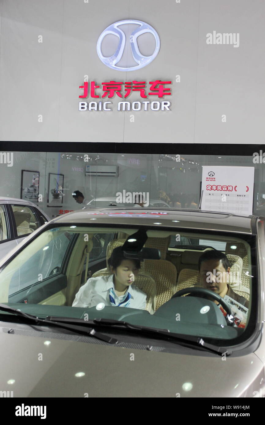 ---- Ein Besucher versucht, ein Auto am Stand von baic (Beijing Automotive Industry Holding Co., Ltd.) Während ein Automobil Ausstellung in Wuhan Stockfoto
