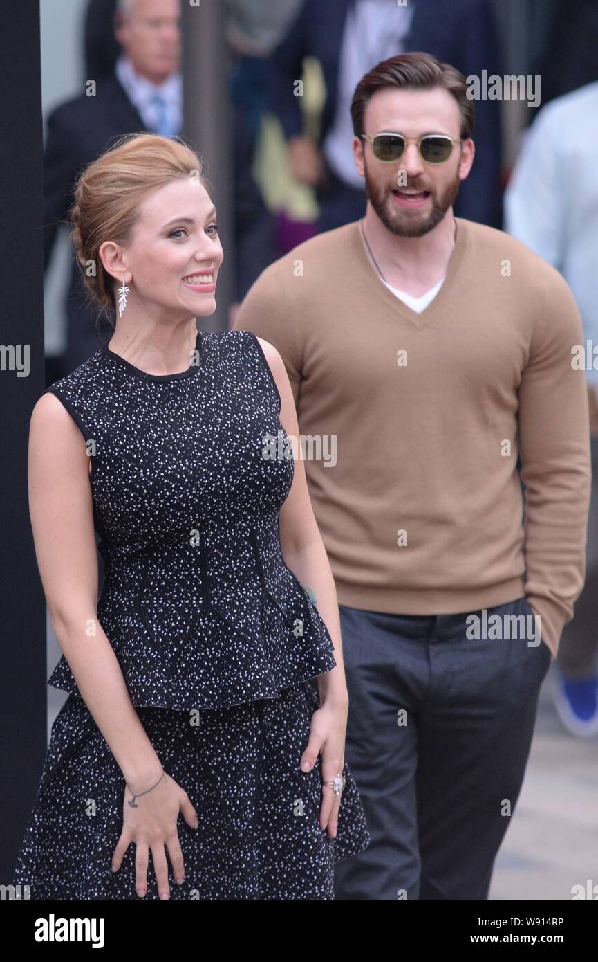 Die amerikanische Schauspielerin Scarlett Johansson, Links, und Schauspieler Chris Evans Lächeln, als sie auf einer Pressekonferenz für ihren neuen Film ankommen, Captain America: Stockfoto