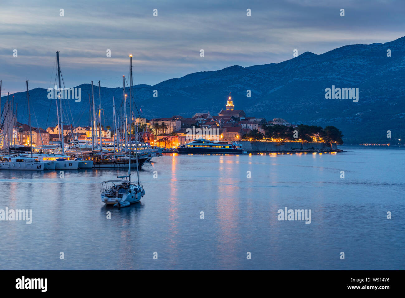 Korcula Altstadt bei Nacht Stockfoto