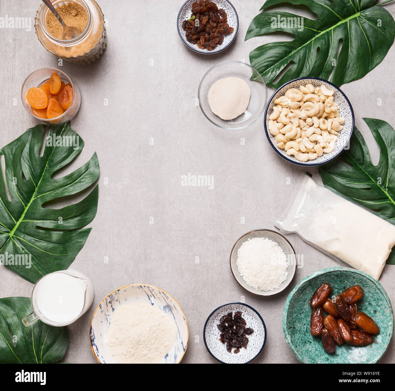 Vegane Glutenfreie Kuchen Zutaten Cashew Milch Mandeln Mehl Kokoscreme Und Milch Agar Agar Und Getrocknete Fruchte Ansicht Von Oben Flach Fr Stockfotografie Alamy alamy