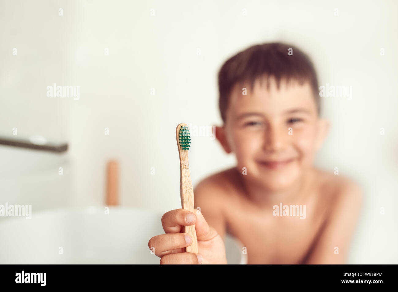 Das Kind Bürsten der Zähne mit einem Bambus Zahnbürste. Stockfoto