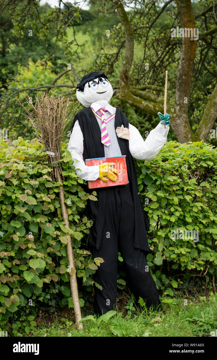 Harry Potter Vogelscheuche im Dorf Penybonc y Cibau, Powys, Wales, als Teil der Institute (WI) Scarecrow Festival Sommer 2019 der Frauen Stockfoto