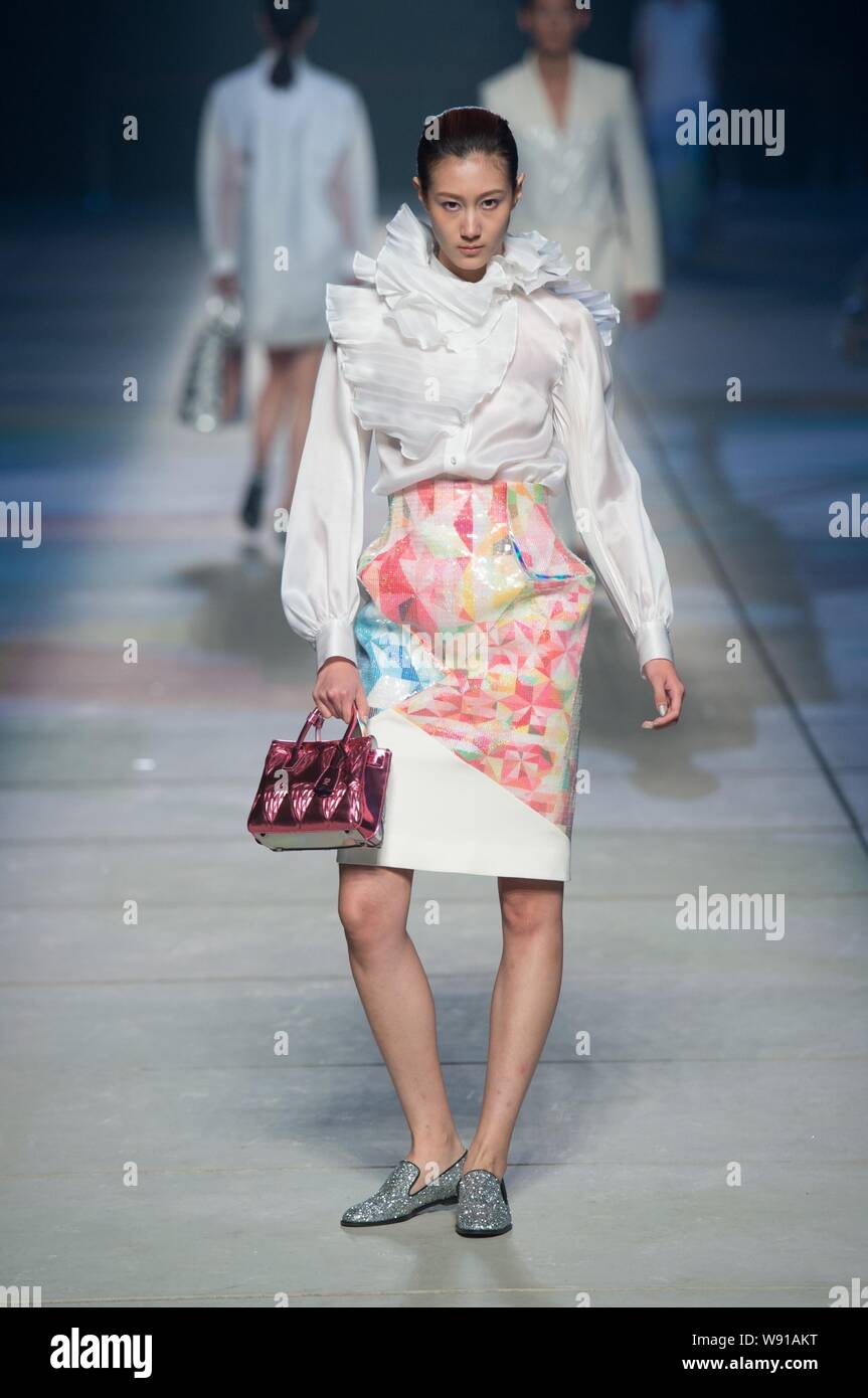 Ein Modell zeigt eine neue Schöpfung an MCM Frühjahr/ Sommer 2015 fashion show in Peking, China, 31. Oktober 2014. Stockfoto