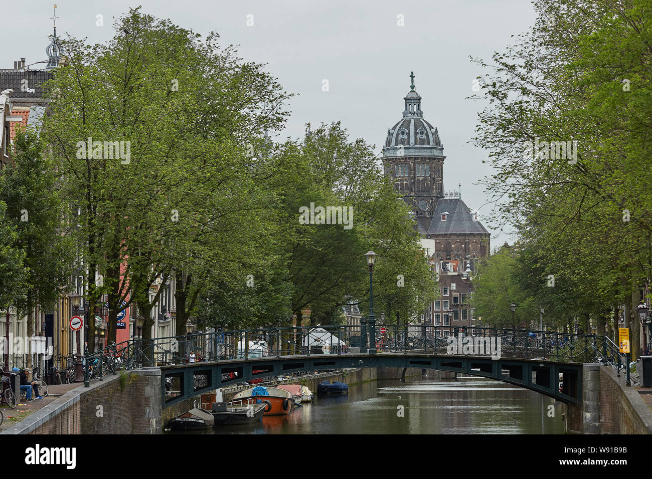 AMSTERDAM, NIEDERLANDE, 21. SEPTEMBER 2017: Sankt Nikolaus Kirche Sehenswürdigkeiten in Amsterdam in Niederlande, einzigartig mit Stadt Szene Canal in morn Stockfoto