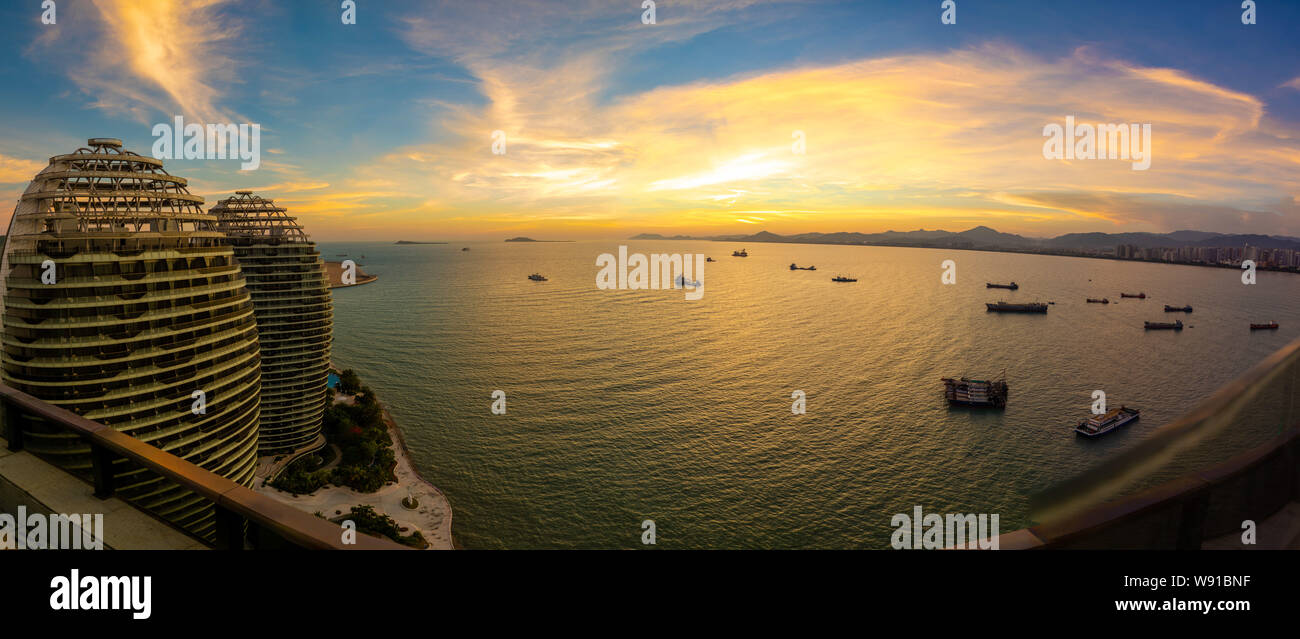 Sanya, Hainan Island, China - 22.06.2019: in der Nähe von künstlichen Phoenix Island mit seinen berühmten skyscrappers in Sanya, Hainan Island, China Stockfoto