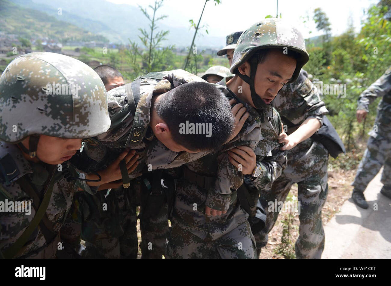 Feuerwehr Rettung ein Soldat, der in einem Fluss mit einem militärfahrzeug auf dem Weg zum Erdbeben in Lushan Grafschaft fiel, YaAn Stadt, im Südwesten von China Stockfoto