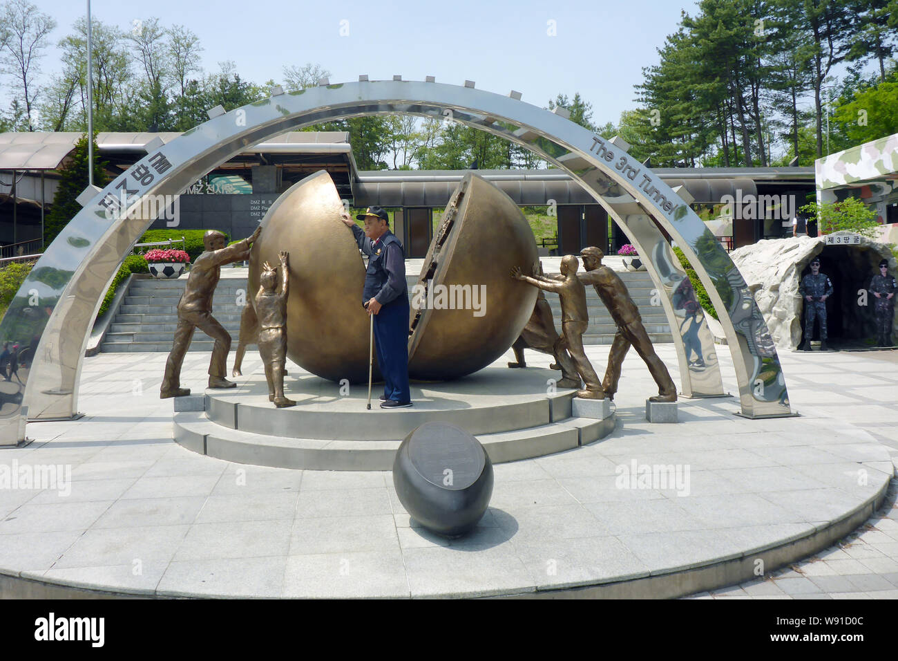 Paju, Südkorea. 15 Mai, 2019. Ein koreanischer Veteran steht an der Wiedervereinigung Denkmal für die dritte Angriff Tunnel auf der südkoreanischen Seite an der Grenze zu Nordkorea in der demilitarisierten Zone (DMZ). Credit: Peter Gercke/dpa-Zentralbild/ZB/dpa/Alamy leben Nachrichten Stockfoto