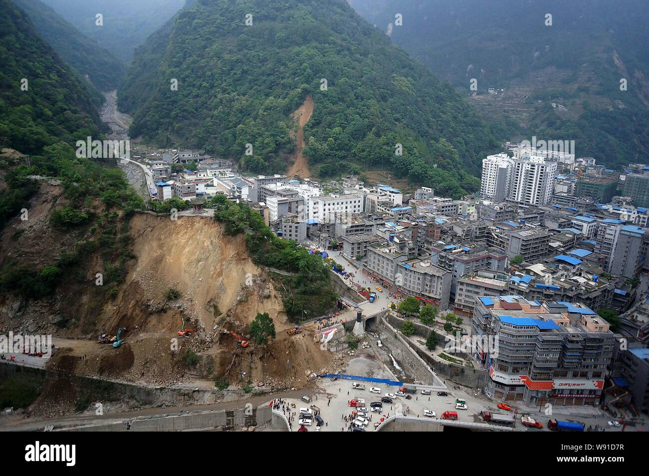 Radlader und Bagger klare Schlamm und Steine, wie auf der Website von einem Erdrutsch durch die 7,0-Erdbeben in Baoxing Grafschaft entstanden sind, Yaan Stockfoto