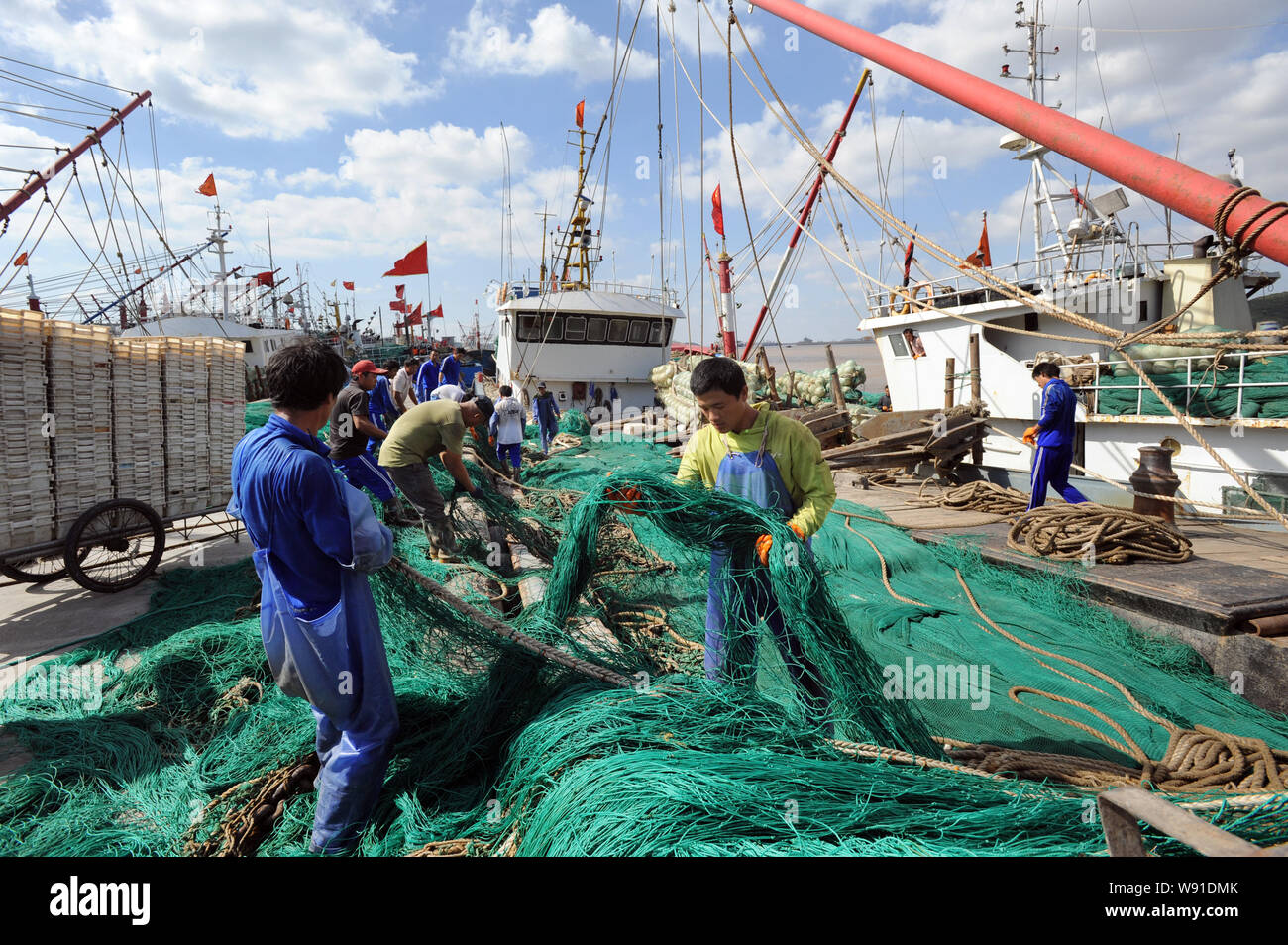 Chinesische Fischer aufräumen Netze an der Wuhan Hafen vor dem Taifun Fitow Angriff in Wuhan, China Zhejiang provinz, 4. Oktober 2013. Stockfoto