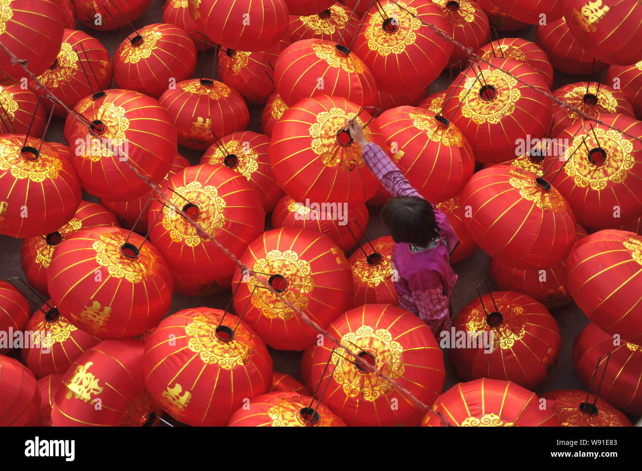 Ein chinesischer Dorfbewohner türmt sich rote Laternen für das Neue Jahr und die bevorstehende Frühlingsfest eine Fabrik in Jifeng Yangzhao Dorf, Stadt, Grafschaft, Jishan Y Stockfoto