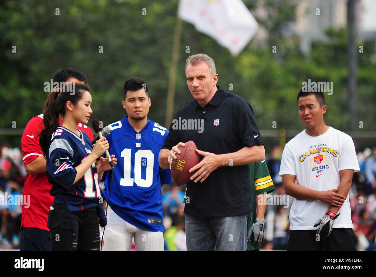 Professionelle American Football Spieler Joe Montana, zweite rechts zurückgezogen, bereitet seine American football Skill während einer Werbeveranstaltung für eine zu zeigen Stockfoto